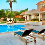 Villa blanche piscine chauffée